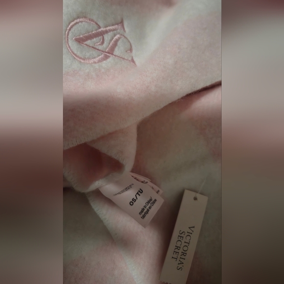 Victoria's Secret Cozy Blanket Scarf NWT - Picture 6 of 11